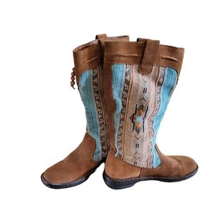 B10 Minnetonka Aztec Boots - Size 6